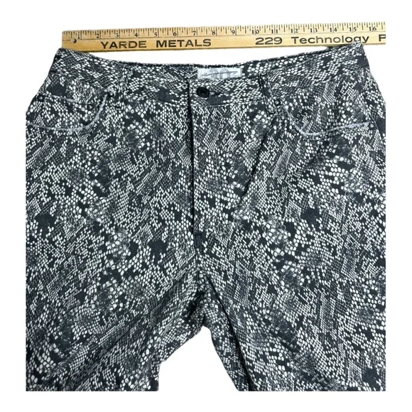 We The Free animal print cropped distressed denim pant sz 30 buttonfly j… - Picture 7 of 8